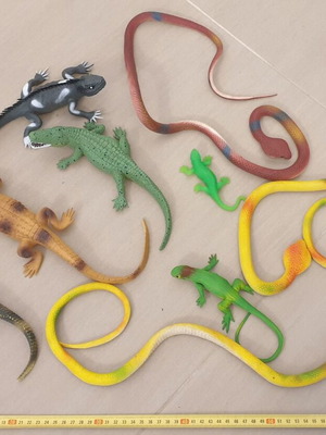 9 reptile figures (snake, lizard, crocodile, iguana). Also sold individually