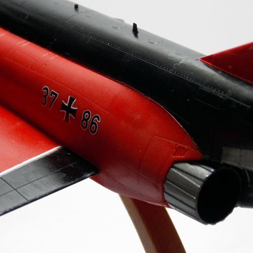 Πλαστικό μοντέλο F-4F επετειακό 1/72 με ξύλινη βάση