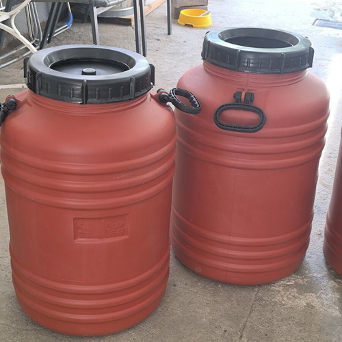 Plastic barrels set of 5, 2x60L and 3x40L, like new