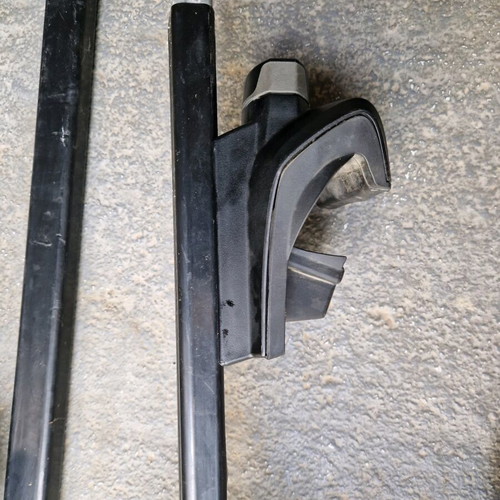 Thule 757 feet and 118cm bars used with key