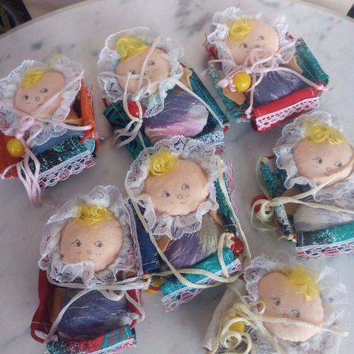 Seven cloth baby dolls in cradle new