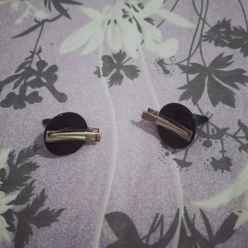 Black hair clips