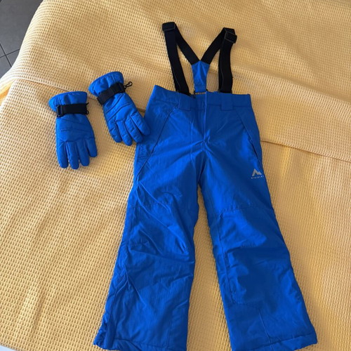 Ski suit with gloves new