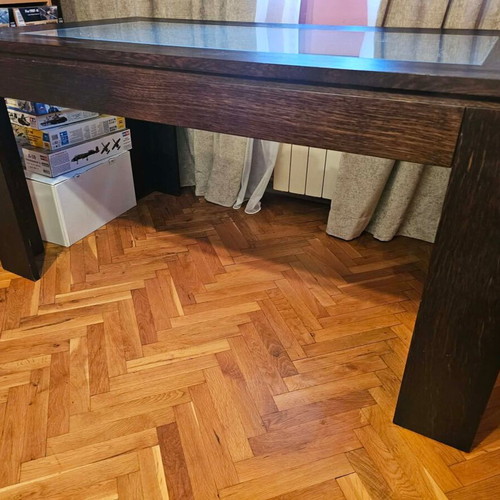 Dining table like new, solid wood with elegant design
