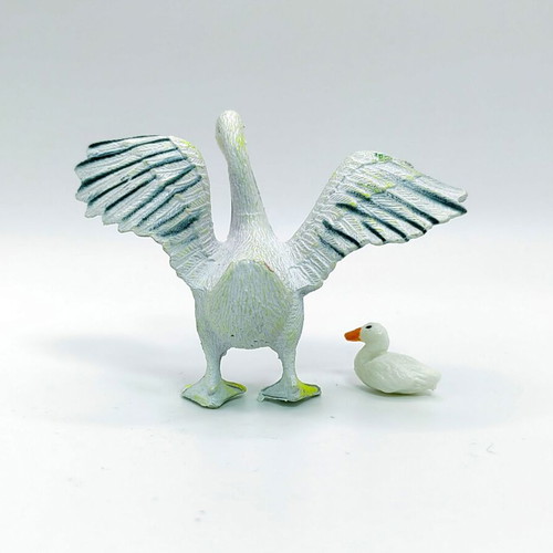 Goose and Gosling Figures Set like new, farm animals