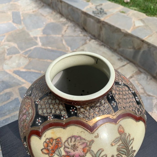 Japanese Satsuma vase like new, 23cm height with lid, embossed