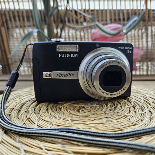 Fujifilm FinePix F480 8.2MP digital camera bundle, black