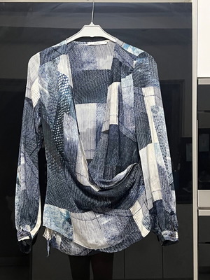 Anna Riska Crossover Blouse like new, long sleeve, white and blue