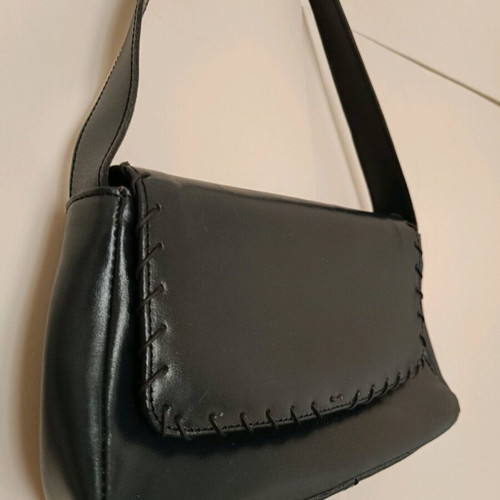 Leather shoulder bag like new, black with short strap