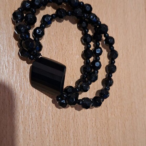 Bracelet with black stones elastic like new, diameter 6 cm