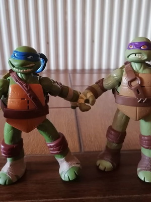 Teenage Mutant Ninja Turtles figures used, set of 2, 2012