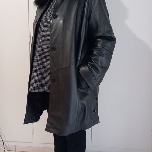 Women's leather jacket black like new, size large with fur collar