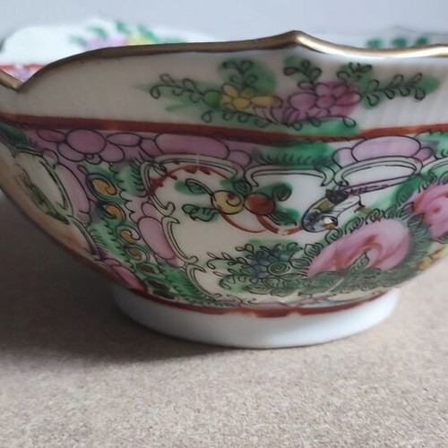Vintage Chinese Rose Medallion Set with 17cm Bowl and 22.5cm Plate like new