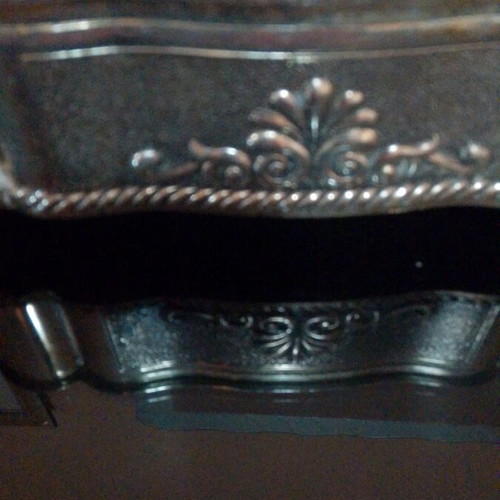 Jewelry box like new, silver color