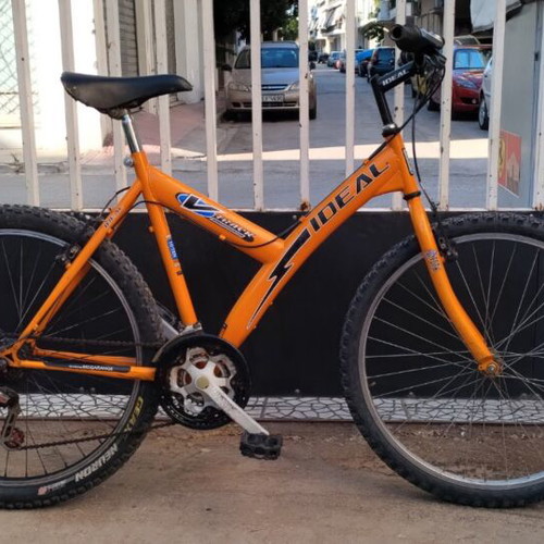 Ideal 26 Inch Mountain Bike like new with front suspension and gears