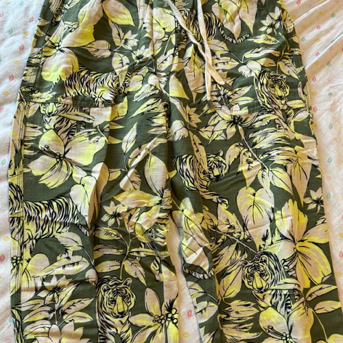 Summer green sweatpants with leaves