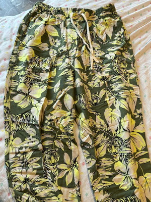 Bershka pantsuit like new, green with leaves and tigers, size L