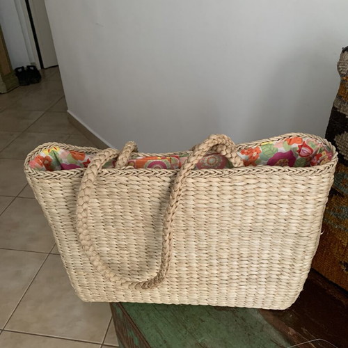 Straw bag like new with braided handles and colorful fabric lining