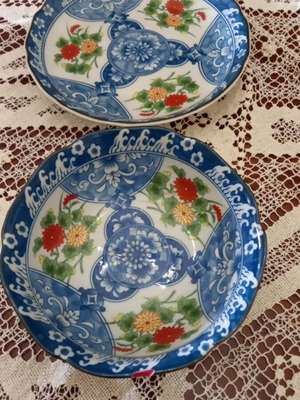 Japanese decorative set like new, one deep and one shallow plate
