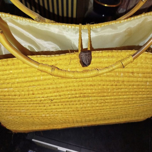 Straw shoulder bag yellow color like new with horn handles