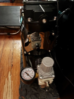 Airbrush compressor in excellent working condition