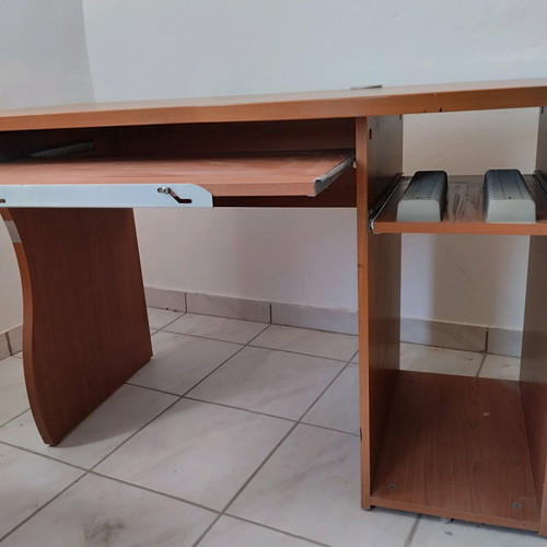 Έπιπλο γραφείου σαν καινούργιο με χώρο για πληκτρολόγιο, θήκη CD και tower