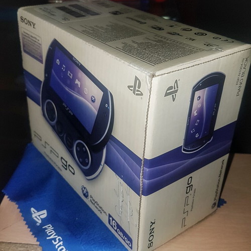 PSP GO 16GB black console with box and charging cable