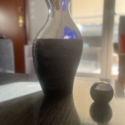 Living room vase like new in brown embossed with silver