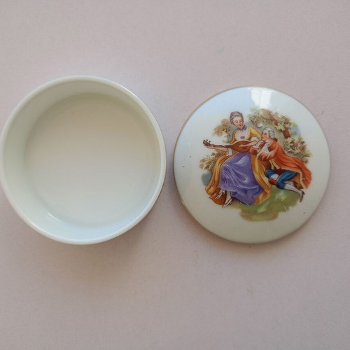 German, porcelain, round favor (KAISER, W. GERMANY).