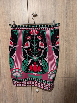 Mini skirt Peace and Chaos like new, multicolor