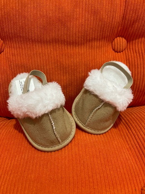 Girls slippers new, beautiful