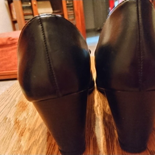 Stefania leather pumps like new, very comfortable, size 39, black