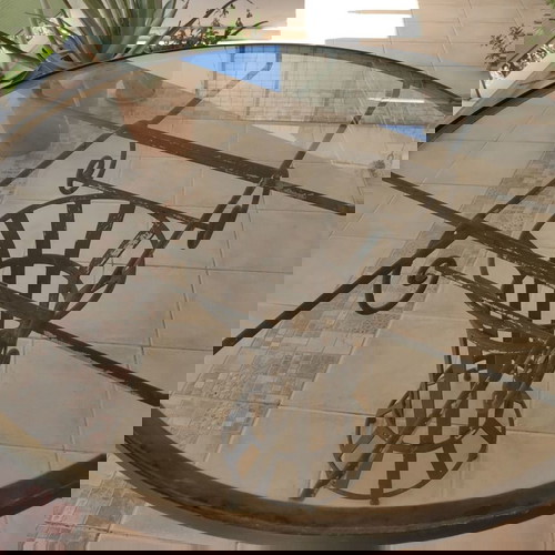 Εξωτερικό τραπέζι βεράντας μεταχειρισμένο, χειροποίητο, στρογγυλή επιφάνεια με τζάμι