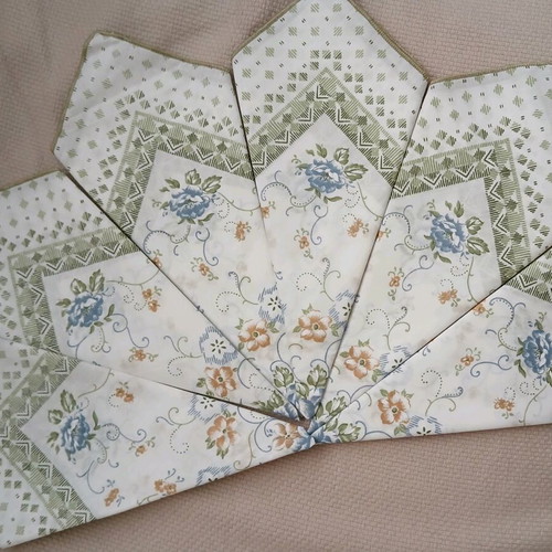 Round tablecloth new with 6 assorted floral napkins