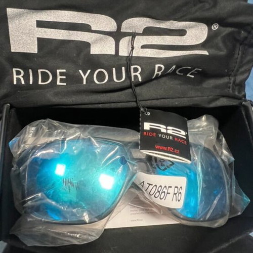 R2 Model tr 90 sunglasses used, black and blue