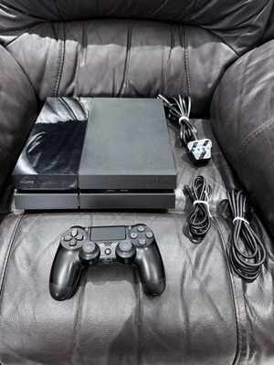 PlayStation 4 Fat 500GB μεταχειρισμένη με μαύρο χειριστήριο και κουτί