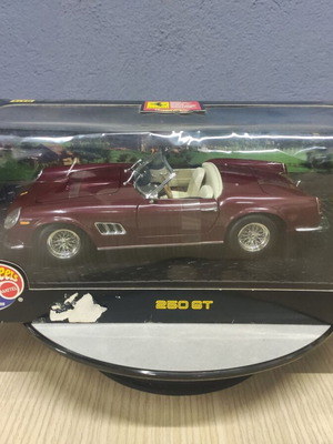 Hotwheels Ferrari 250 GT 1:18 metal model new