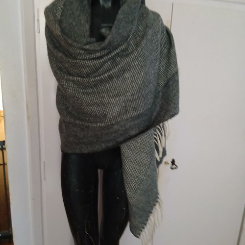 Pashmina wool warm scarf like new, black and gray