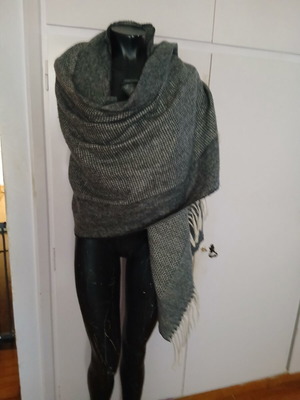 Pashmina wool warm scarf like new, black and gray