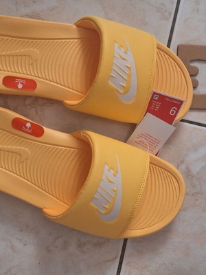 Nike σαγιονάρες καινούργιες, κίτρινες, μέγεθος 40.5