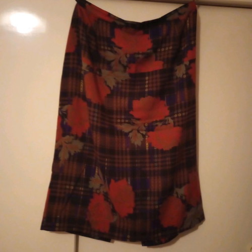 Plaid floral skirt used with waistband and back slit