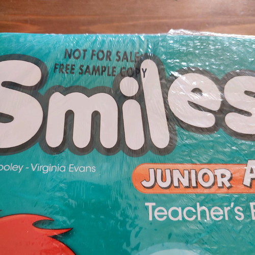 Βιβλίο αγγλικών Smiles Junior A Teacher's Book καινούργιο με σετ 10 αφίσες
