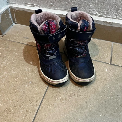 Snow boots size 26 for girl like new with fur lining