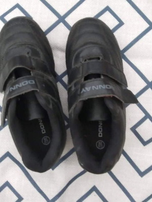 Παιδικά αθλητικά παπούτσια Umbro Νο 28 μεταχειρισμένα, μαύρα με αυτοκόλλητο