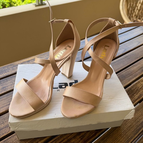 Lady Shoes high-heeled sandals like new, size 39, beige