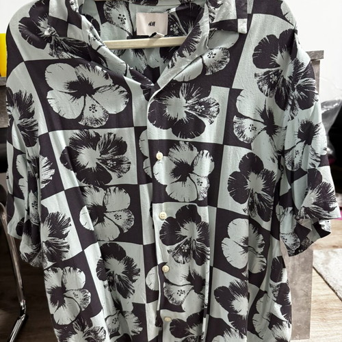 H&M shirt with floral pattern size M like new