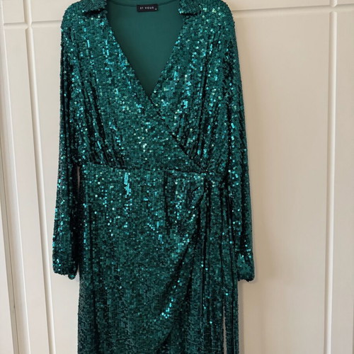 Dress with sequins unused, size 16, green, like new