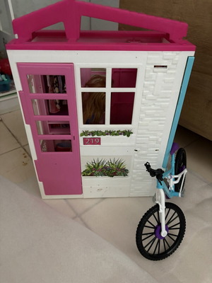 Barbie foldable dollhouse suitcase and Barbie bicycle set, Mattel