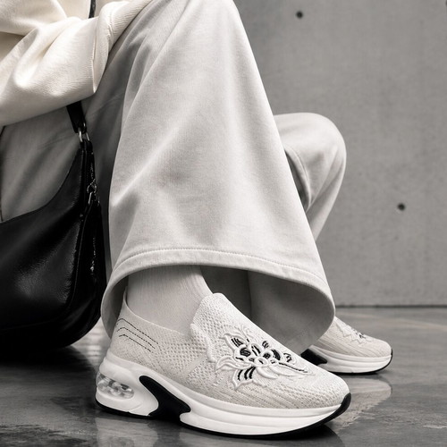Chunky sneakers with embroidery like new, soft insole