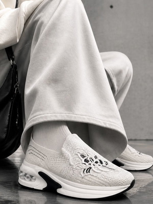 Chunky sneakers with embroidery like new, soft insole